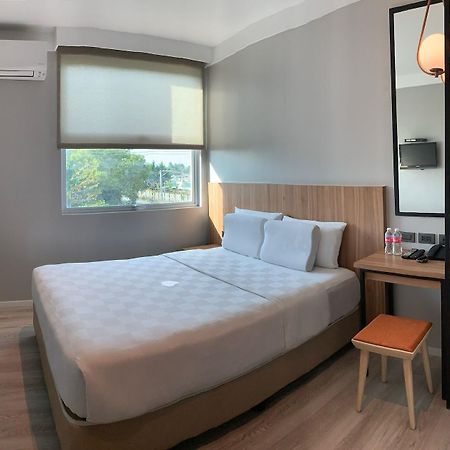 Go Hotels Bacolod Bagian luar foto
