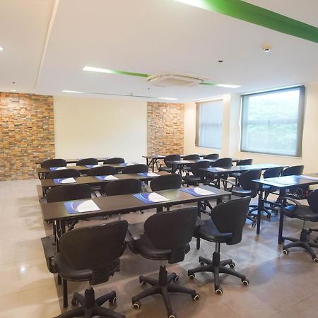 Go Hotels Bacolod Bagian luar foto