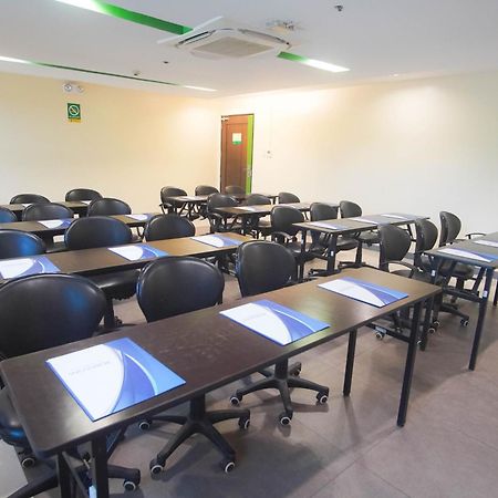 Go Hotels Bacolod Bagian luar foto