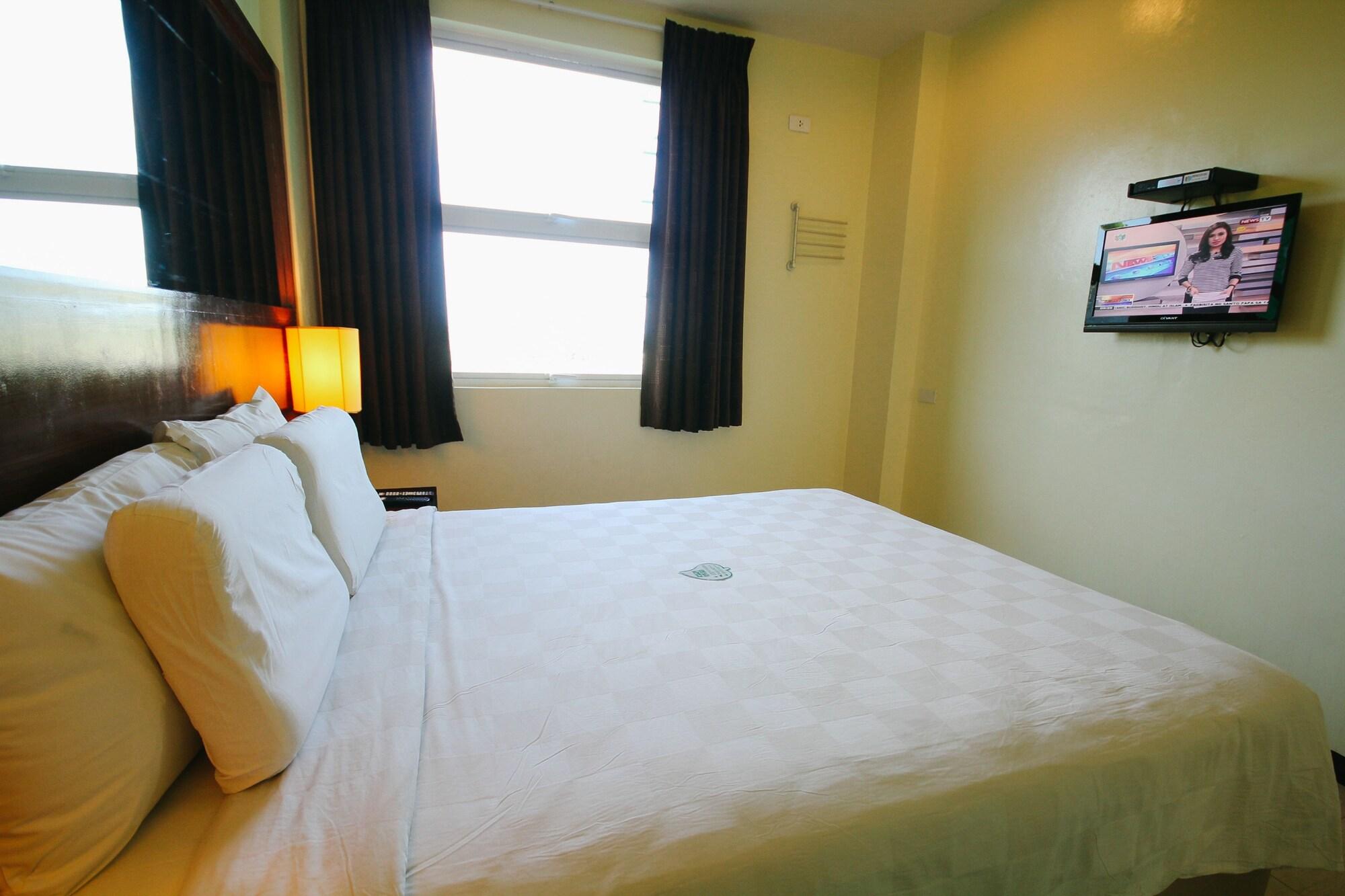 Go Hotels Bacolod Bagian luar foto
