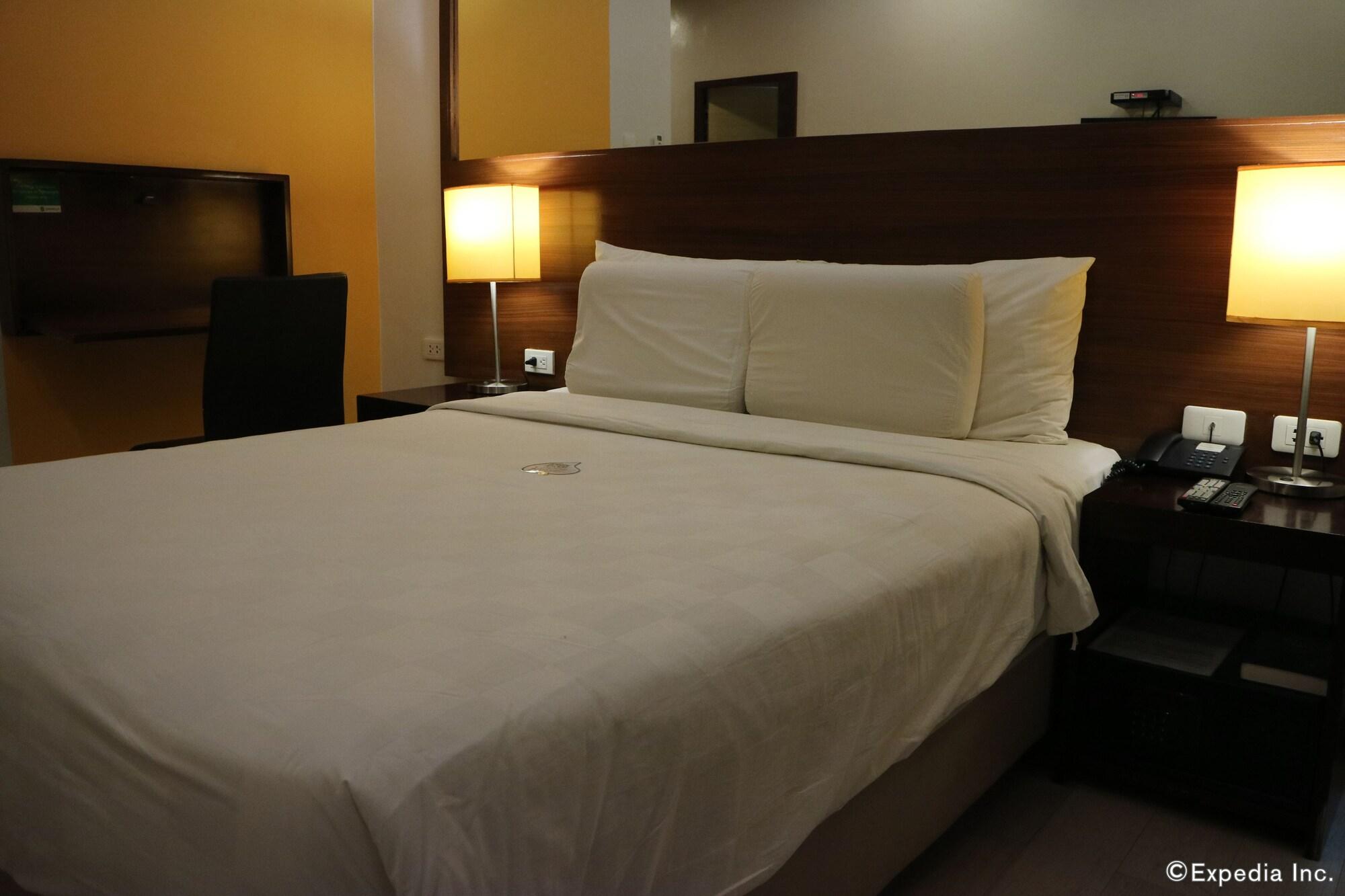 Go Hotels Bacolod Bagian luar foto