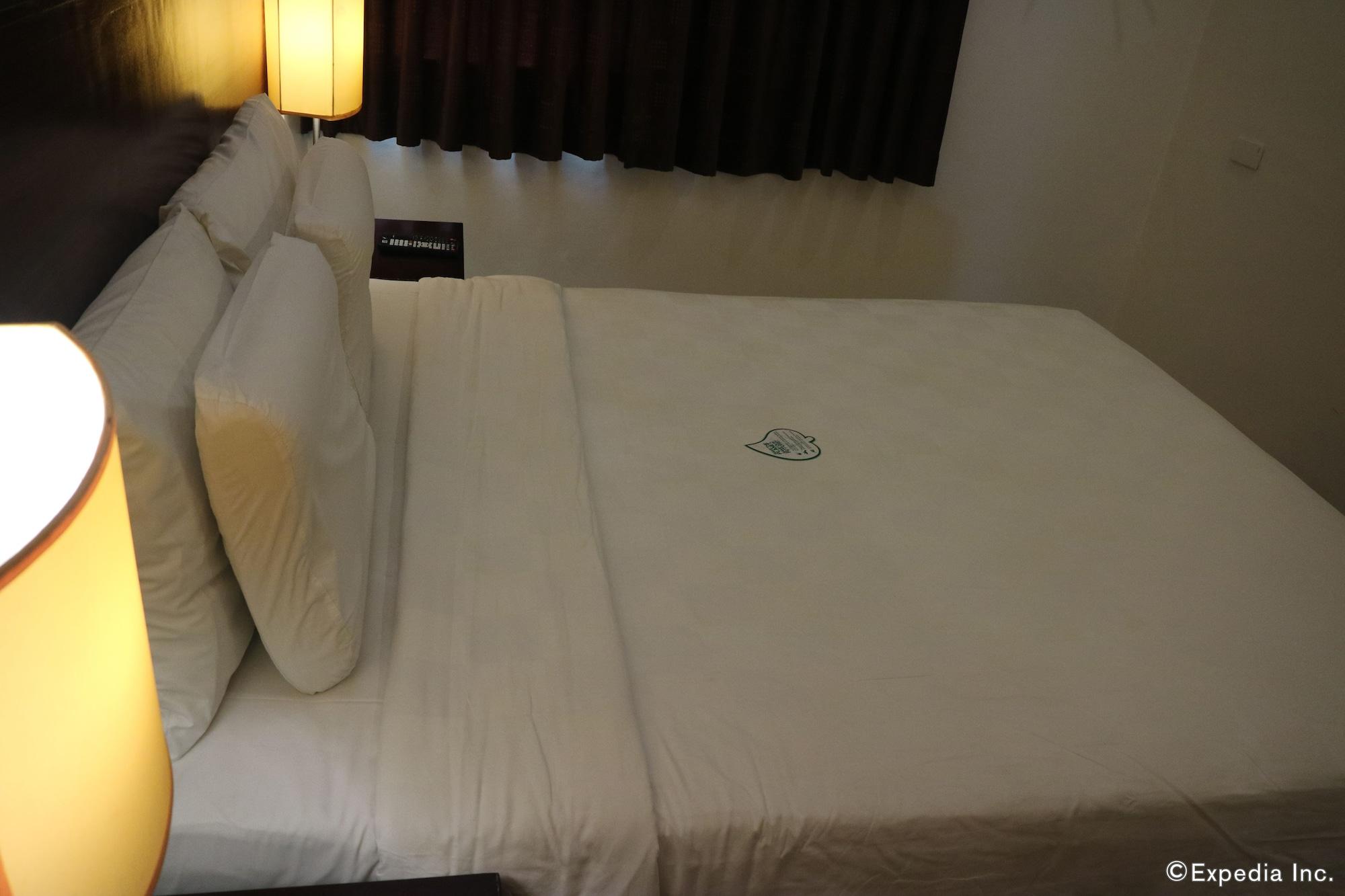 Go Hotels Bacolod Bagian luar foto
