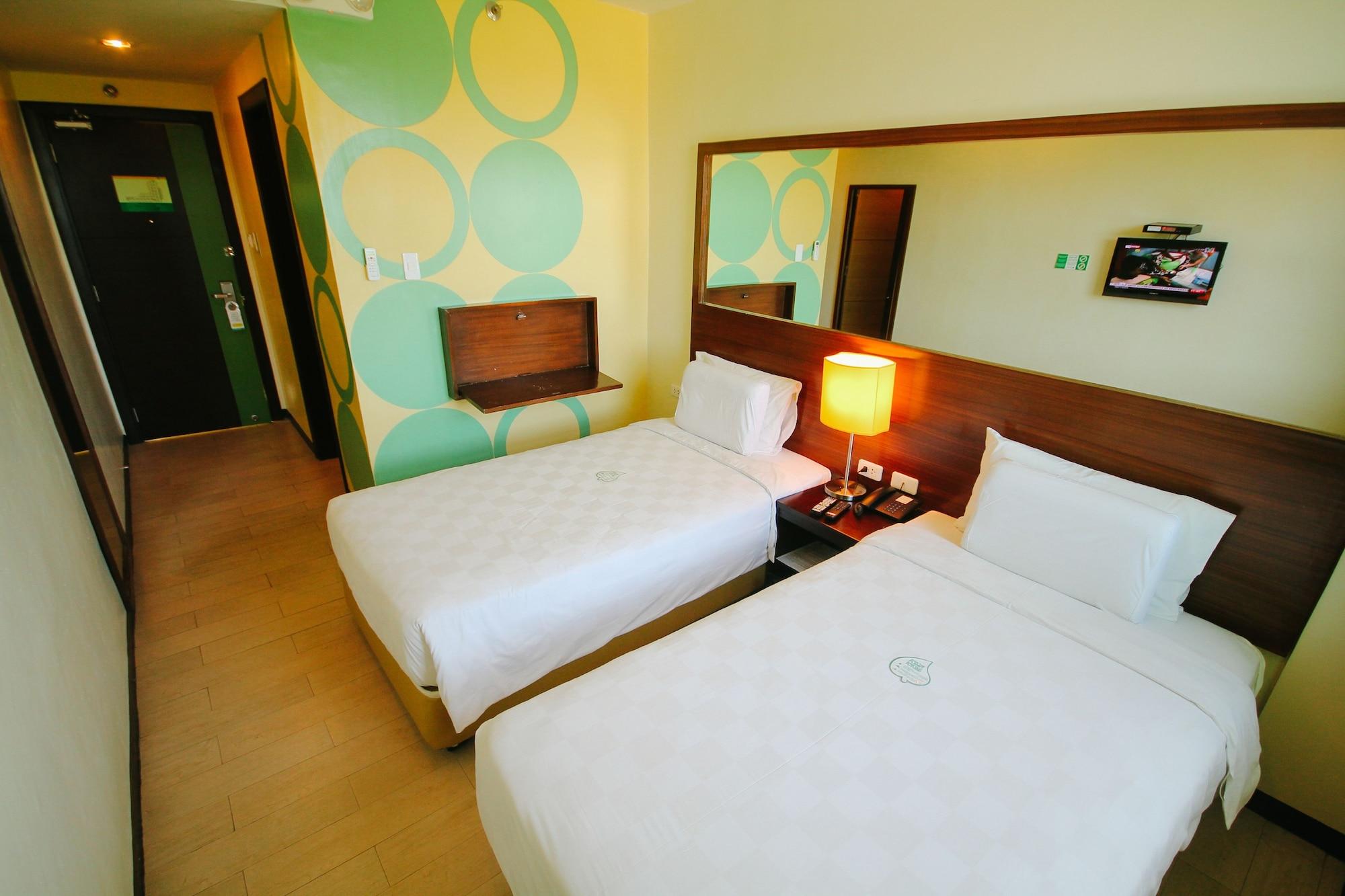 Go Hotels Bacolod Bagian luar foto