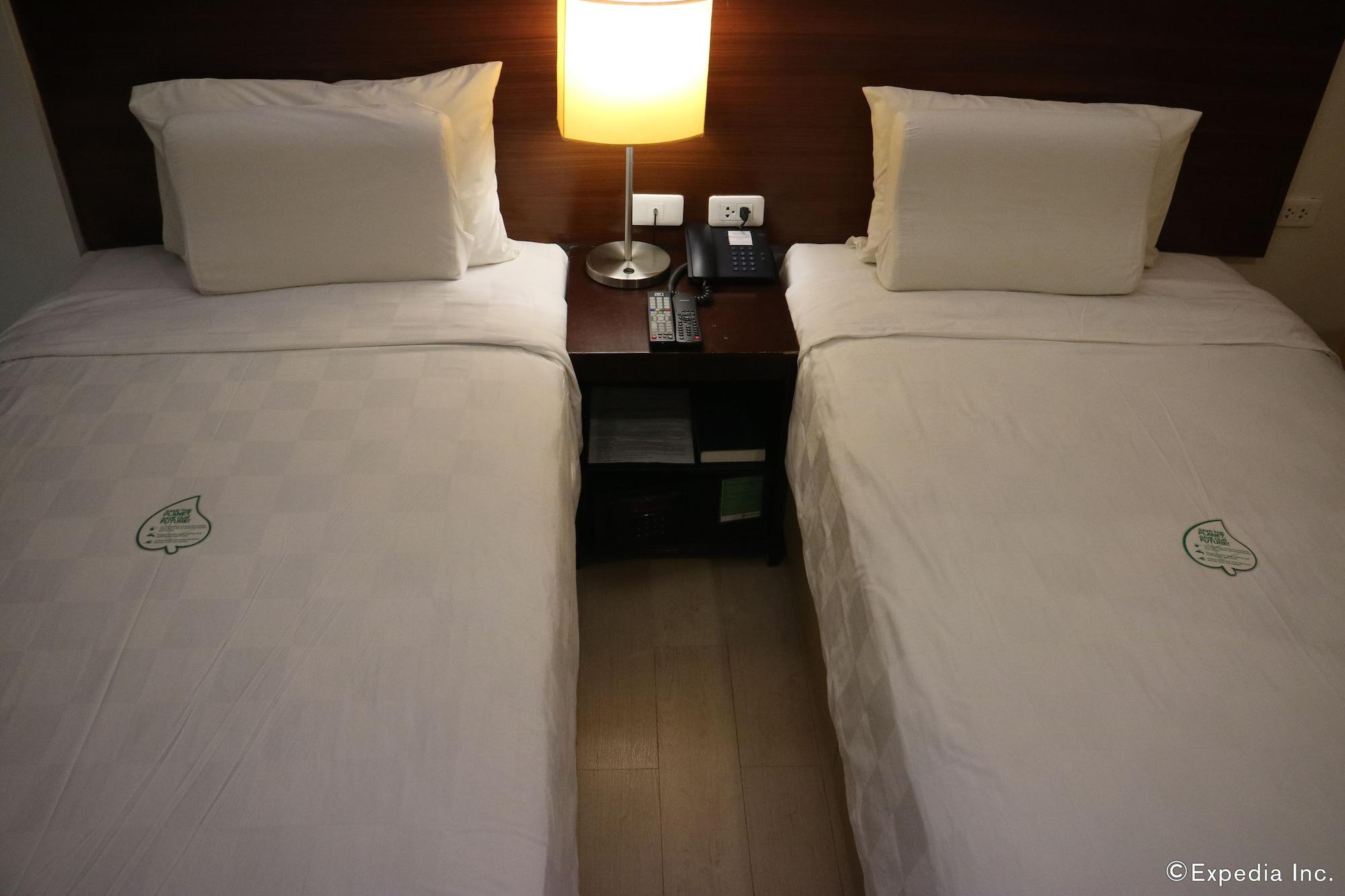 Go Hotels Bacolod Bagian luar foto