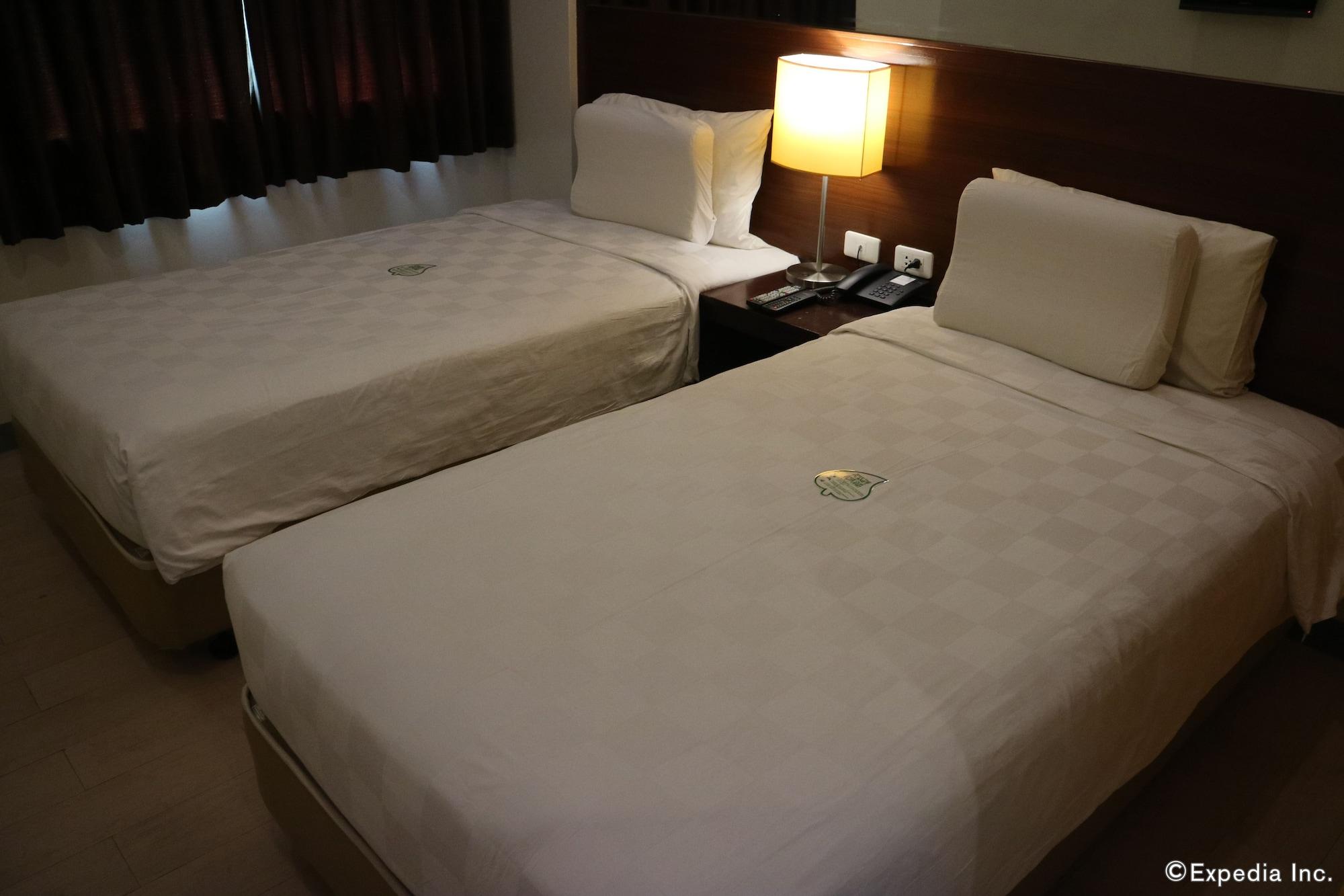 Go Hotels Bacolod Bagian luar foto