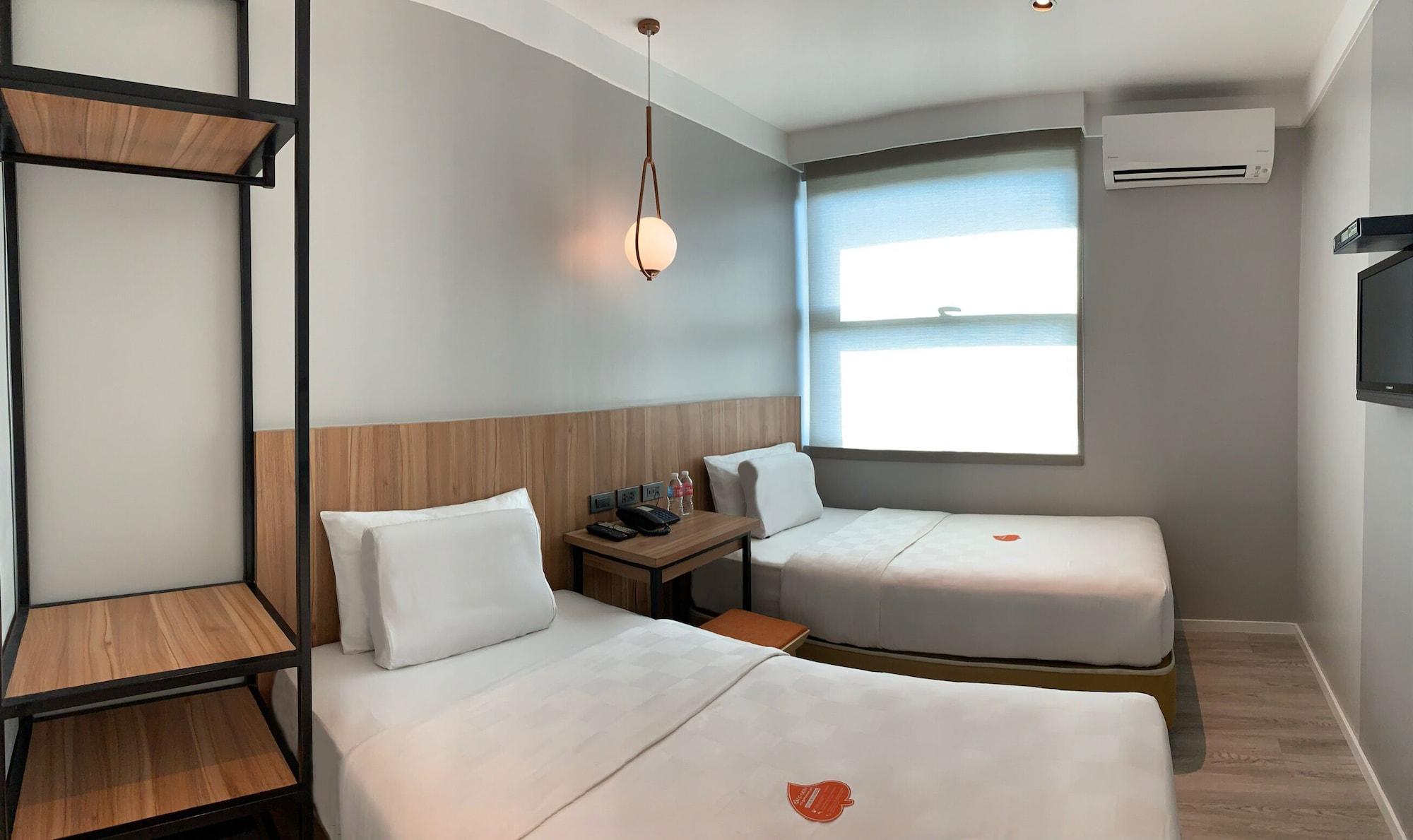 Go Hotels Bacolod Bagian luar foto