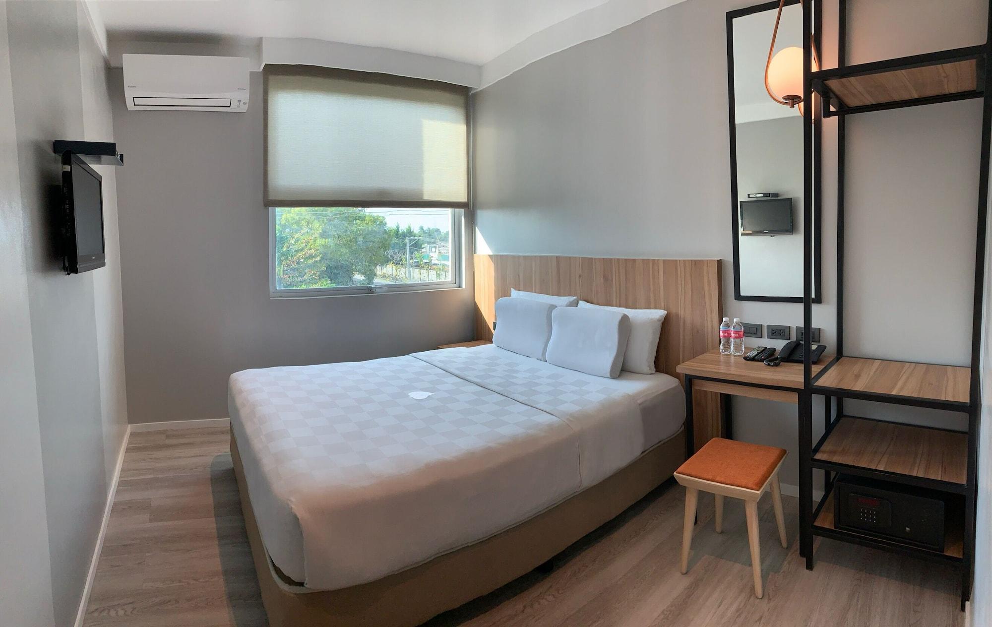 Go Hotels Bacolod Bagian luar foto