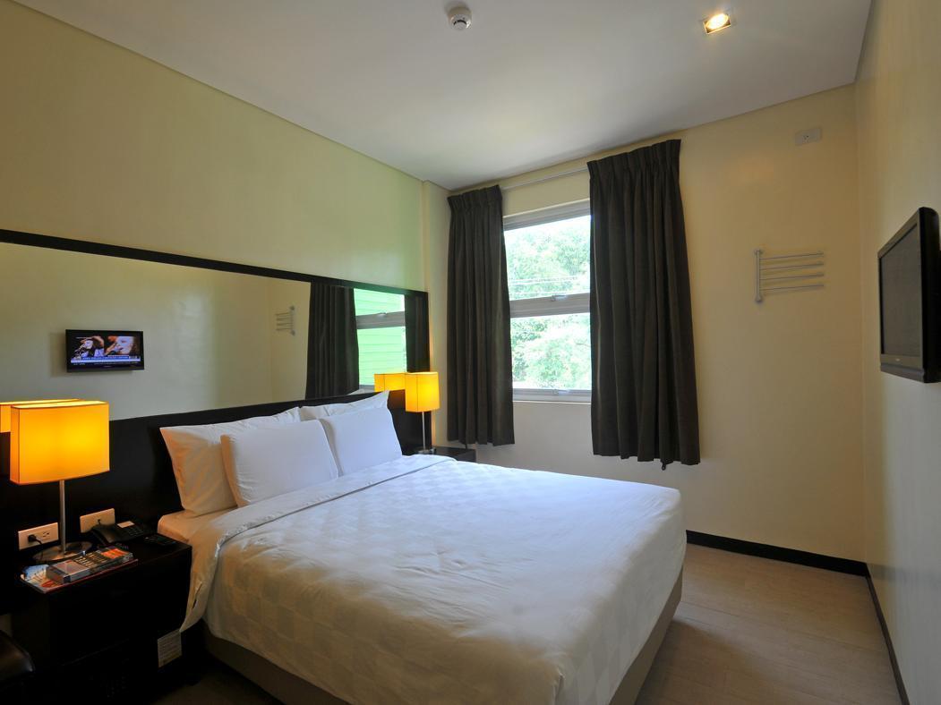 Go Hotels Bacolod Bagian luar foto