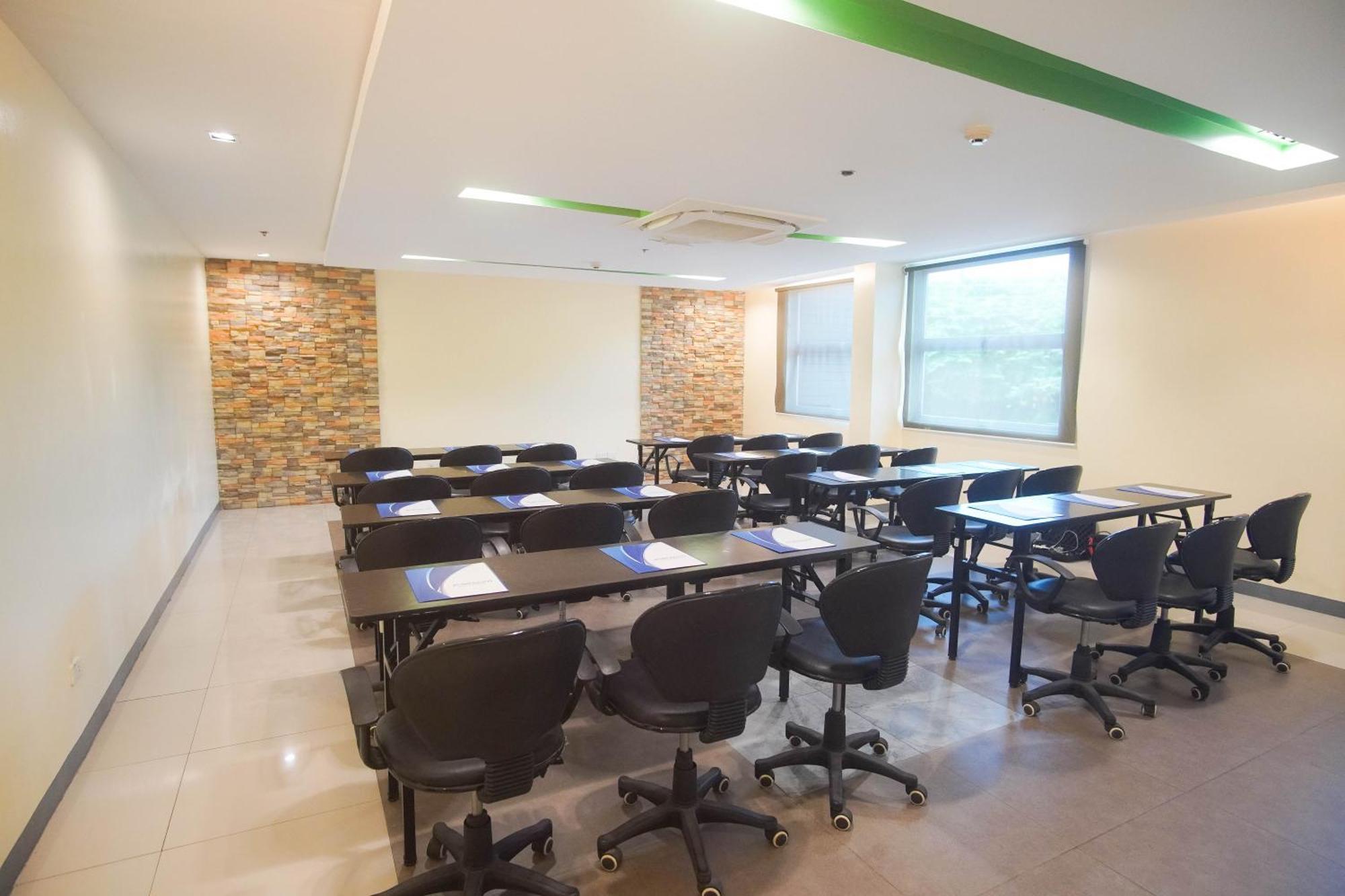 Go Hotels Bacolod Bagian luar foto