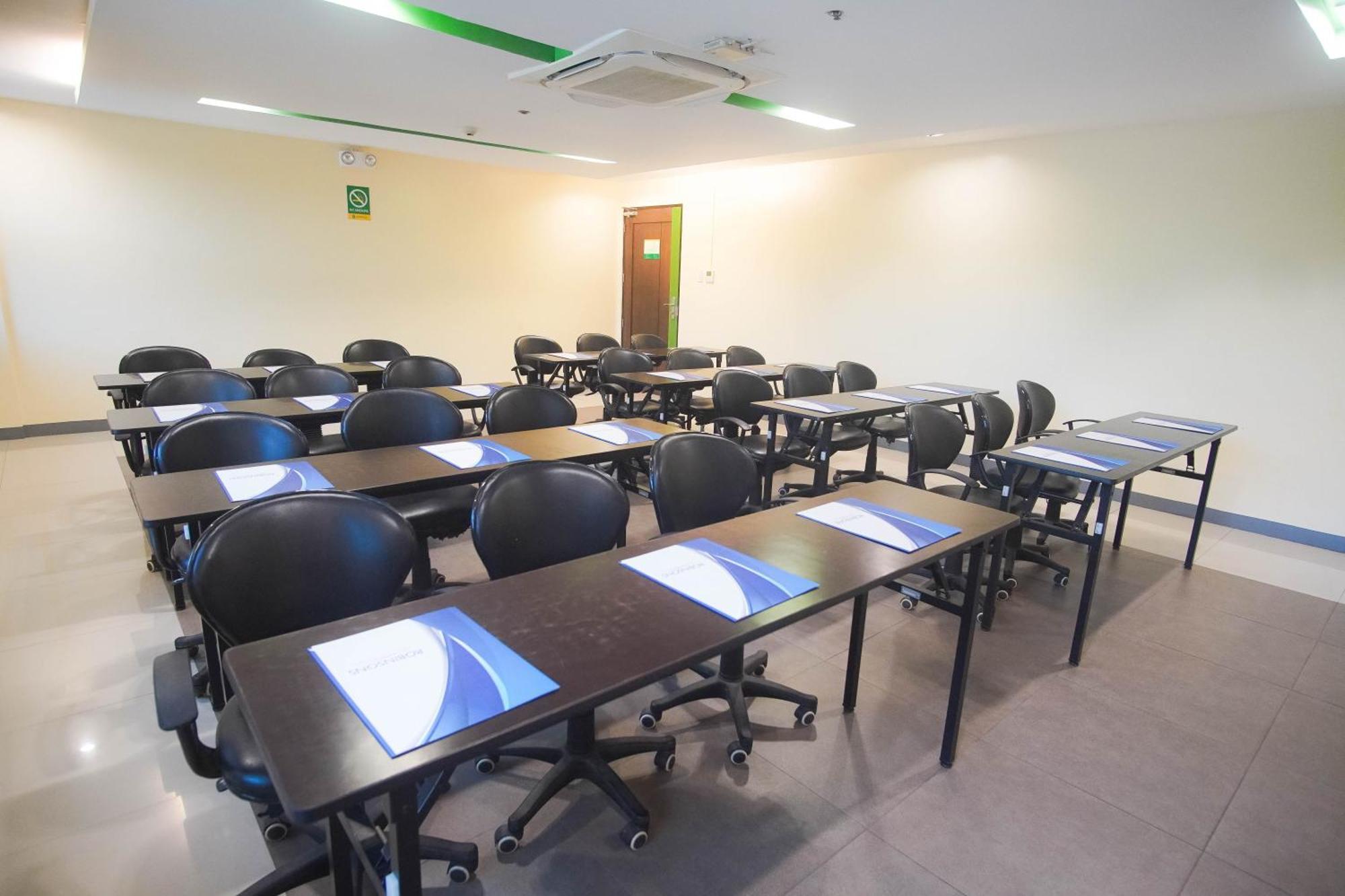 Go Hotels Bacolod Bagian luar foto