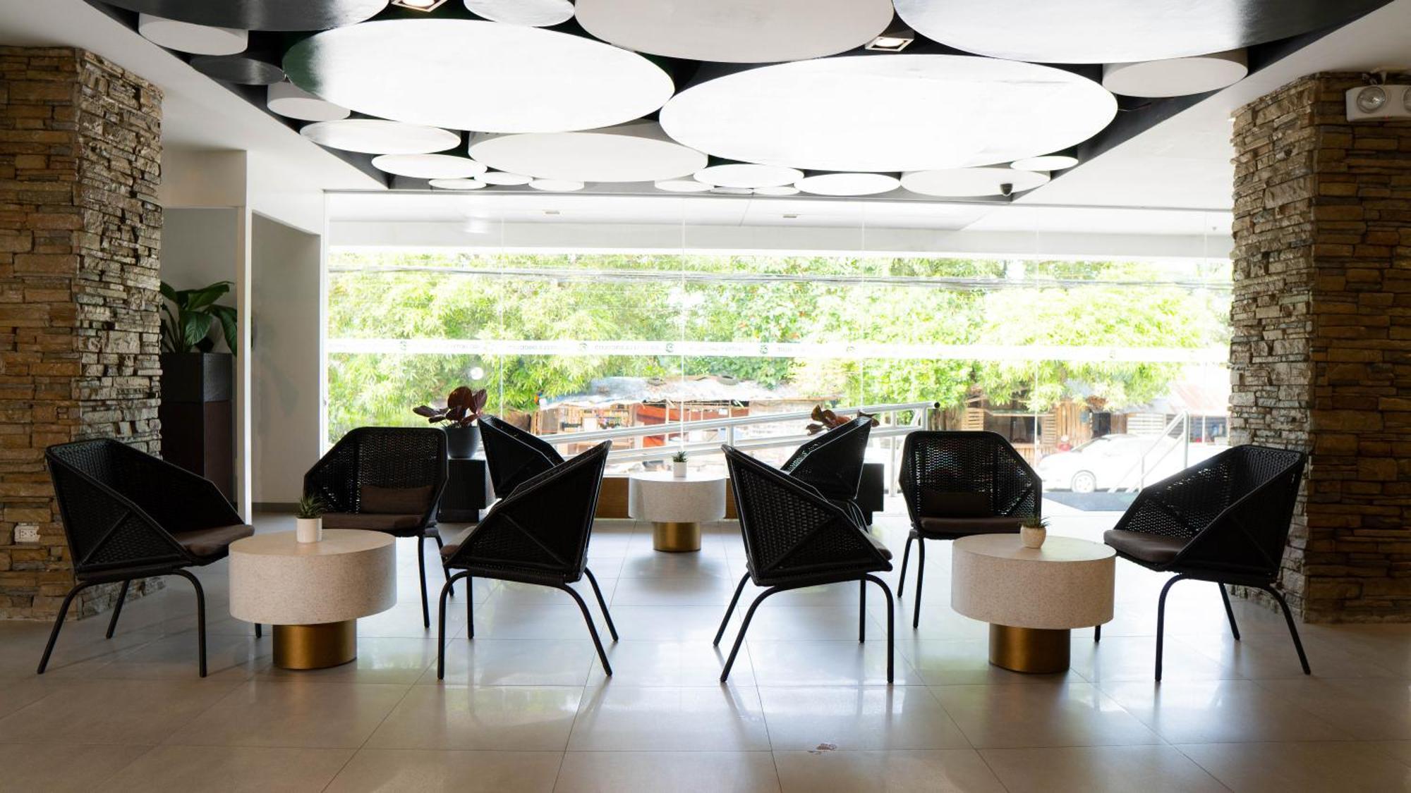 Go Hotels Bacolod Bagian luar foto