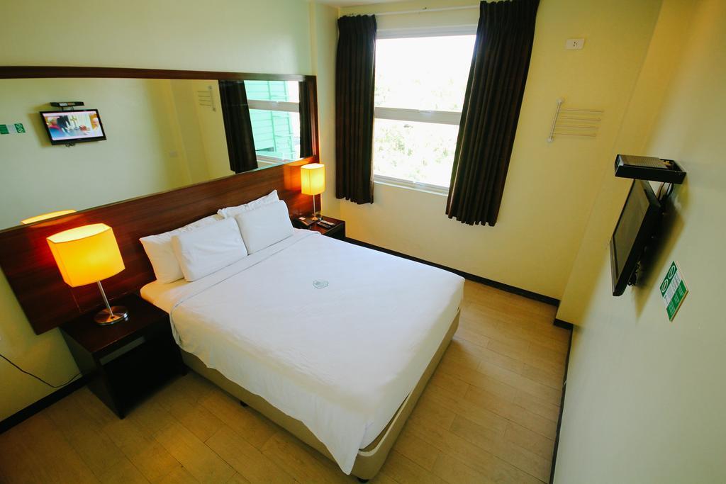 Go Hotels Bacolod Bagian luar foto