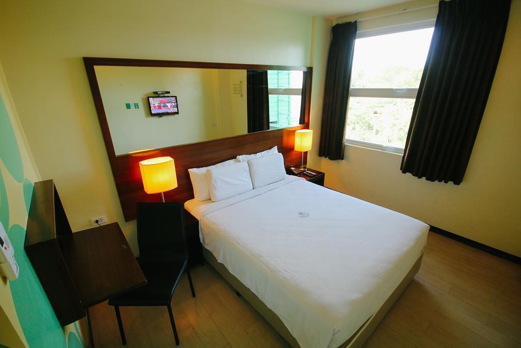 Go Hotels Bacolod Bagian luar foto