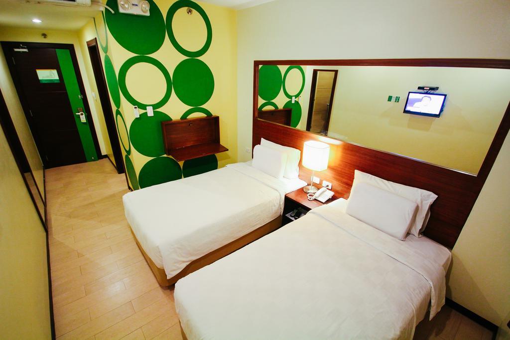 Go Hotels Bacolod Bagian luar foto