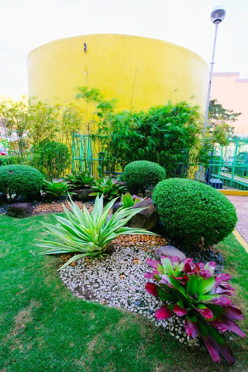 Go Hotels Bacolod Bagian luar foto