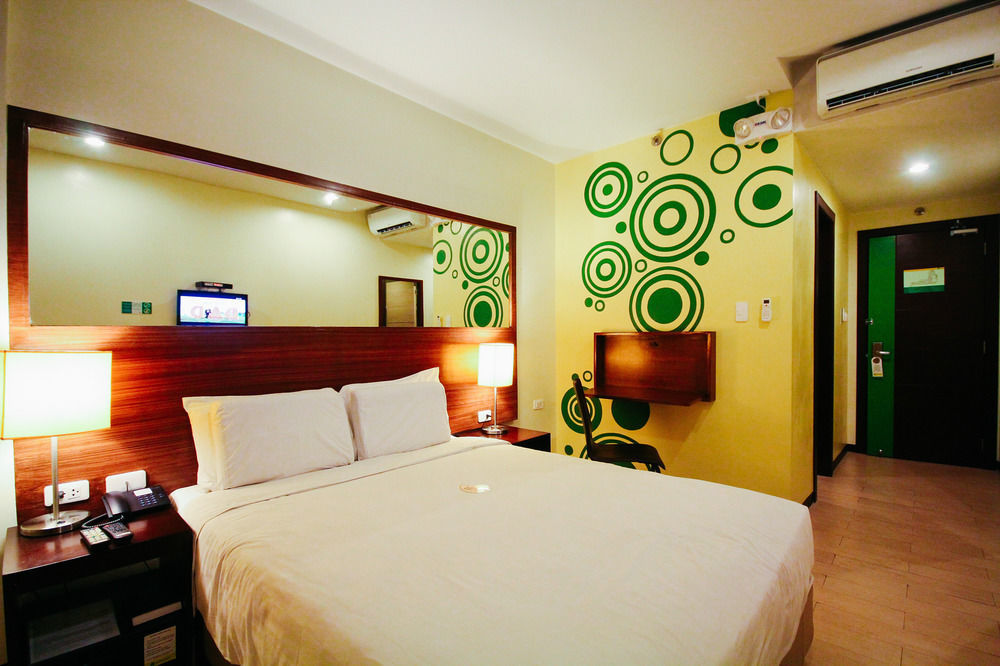 Go Hotels Bacolod Bagian luar foto