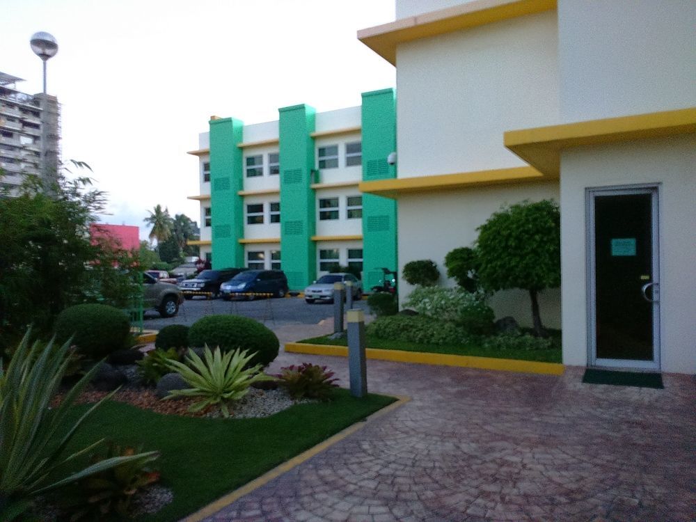 Go Hotels Bacolod Bagian luar foto