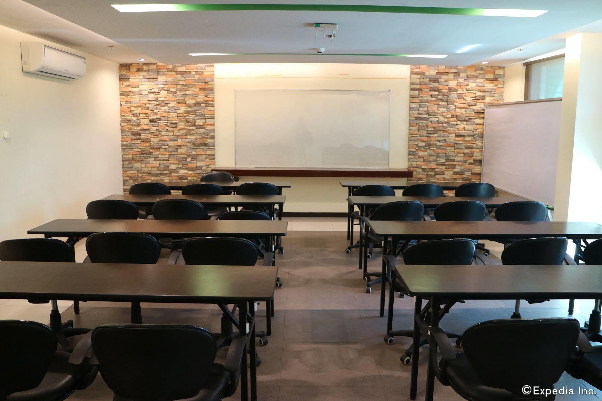 Go Hotels Bacolod Bagian luar foto
