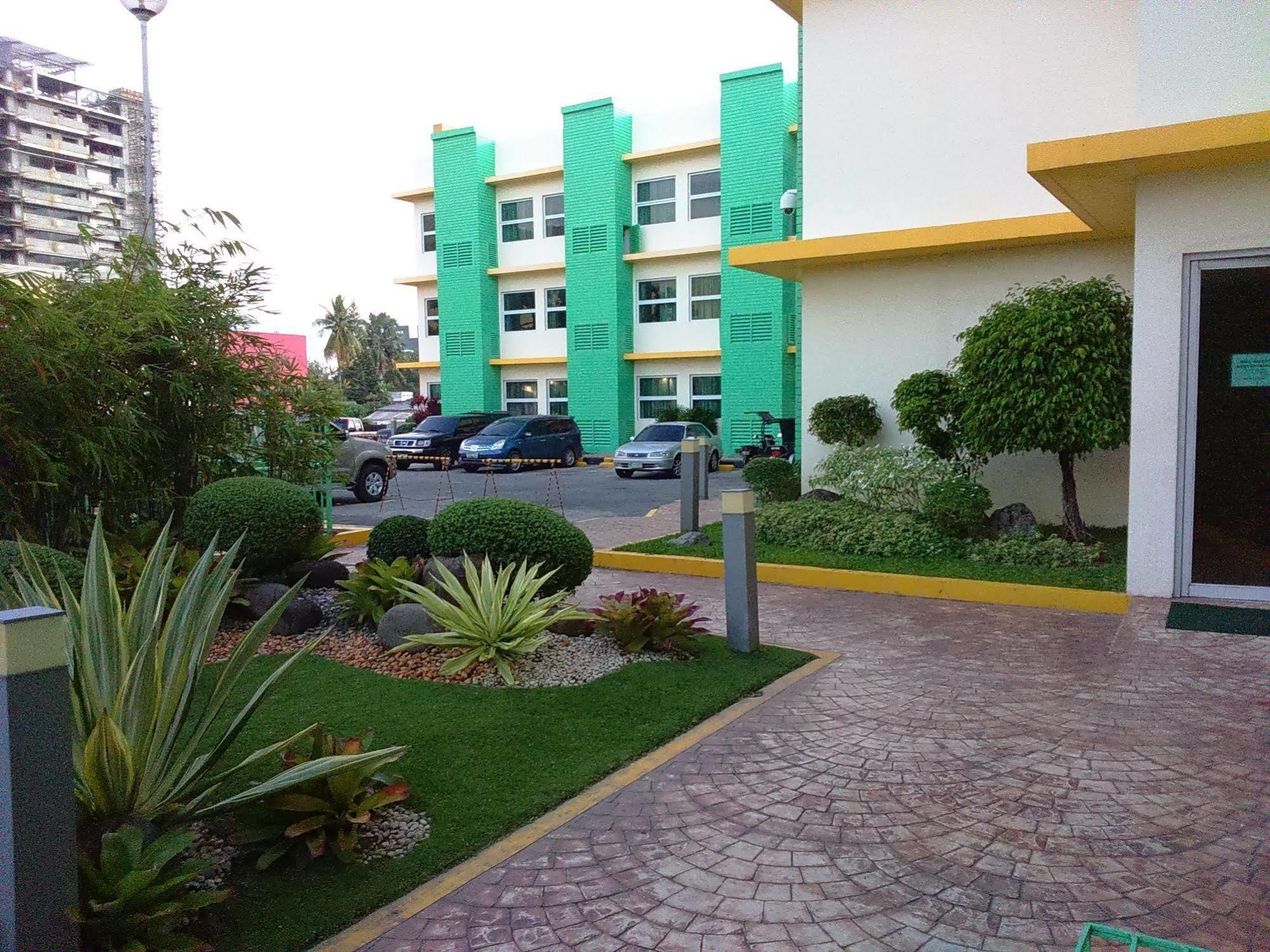 Go Hotels Bacolod Bagian luar foto
