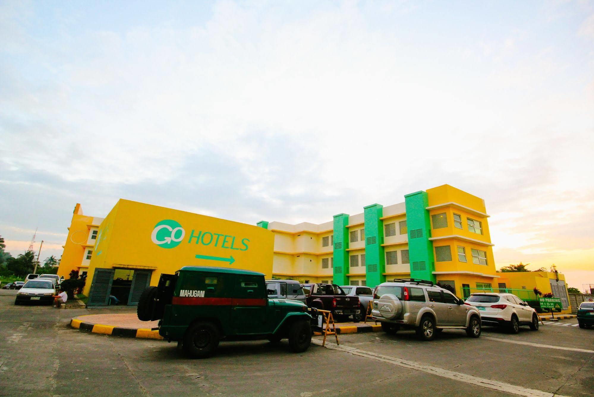 Go Hotels Bacolod Bagian luar foto