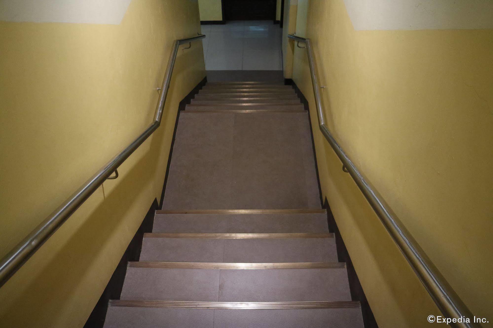 Go Hotels Bacolod Bagian luar foto