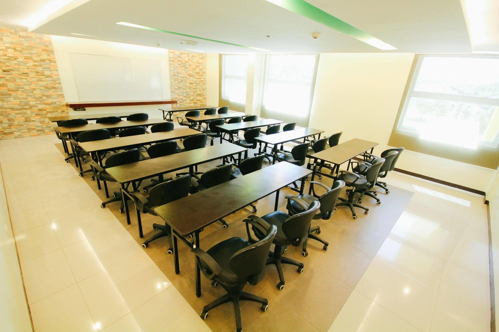 Go Hotels Bacolod Bagian luar foto