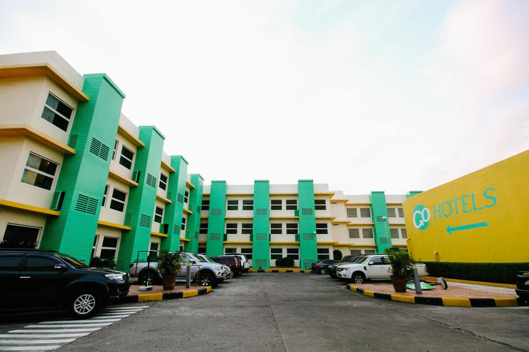 Go Hotels Bacolod Bagian luar foto